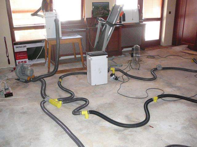 vysou�en� podlahov�ch izolac�