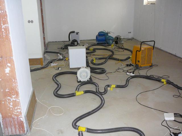 vysou�en� podlahov�ch izolac�